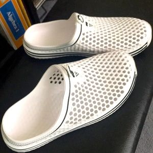 New White and Navy Lightweight Mules